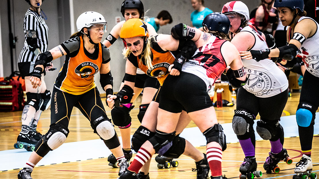 Roller Derby er en actionfylt idrett som er spennende å se på. Foto: Oddvar Johnsen